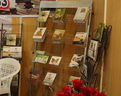 عرضه کتاب های دفاع مقدس حوزه هنری استان درنمایشگاه کتاب یاسوج