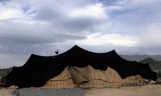 برپایی سیاه چادرهای عشایر قشقایی در خنج