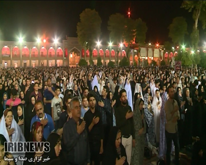 عزاداری زایران در حرم شاهچراغ (ع) در شب شهادت امیرالمومنین علی (ع) عزاداری زایران در حرم شاهچراغ (ع) در شب شهادت امیرالمومنین علی (ع)