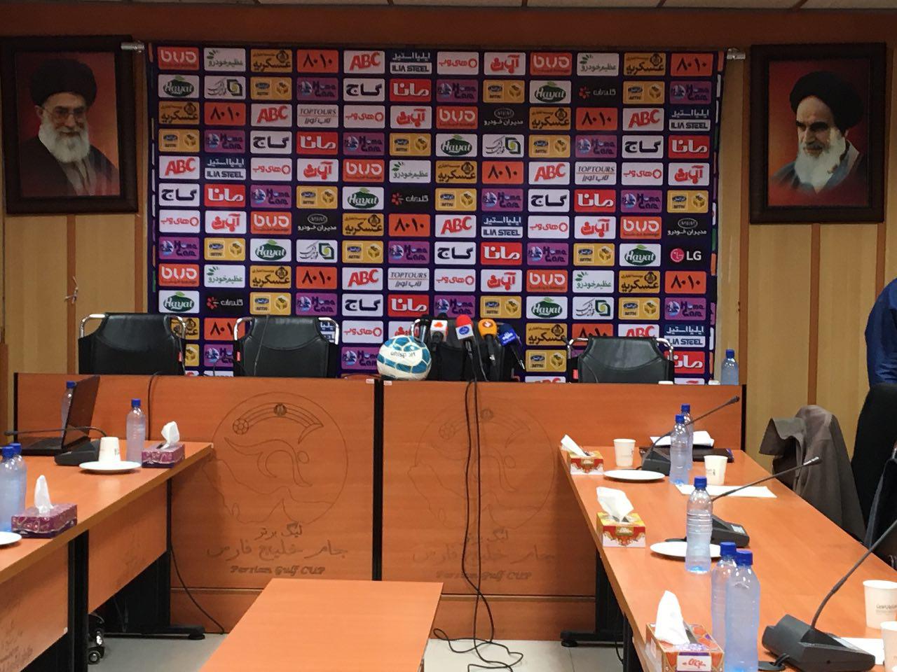 سرمربی ذوب آهن به نشست خبری نرسید