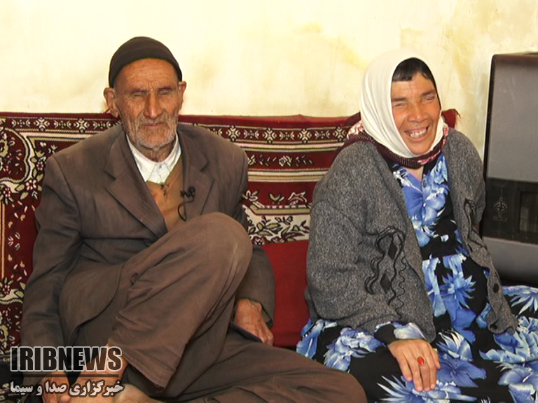 گوژ پشت خمیده با قدم های سخت گوژ پشت خمیده با قدم های سخت