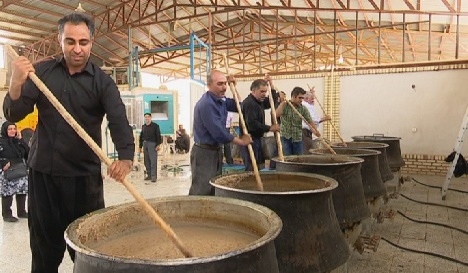 طبخ آش نذری در یزد