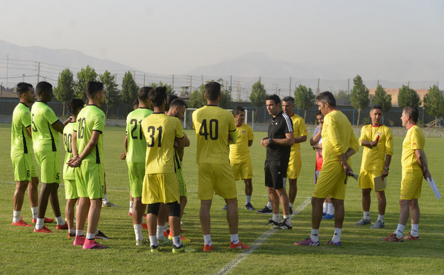 تساوی تیم های فوتبال فولاد و  قشقایی