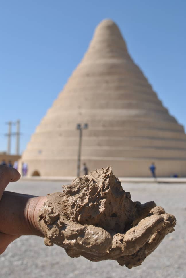 خشت زنی گردشگران چینی در نخستین شهر خشت خام