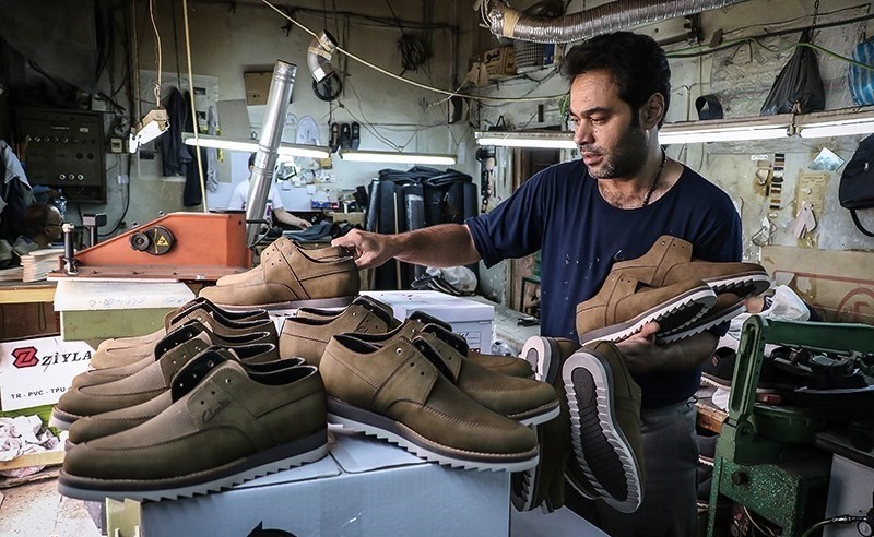 پای کفش مشهد لنگ می زند پای کفش مشهد لنگ می زند