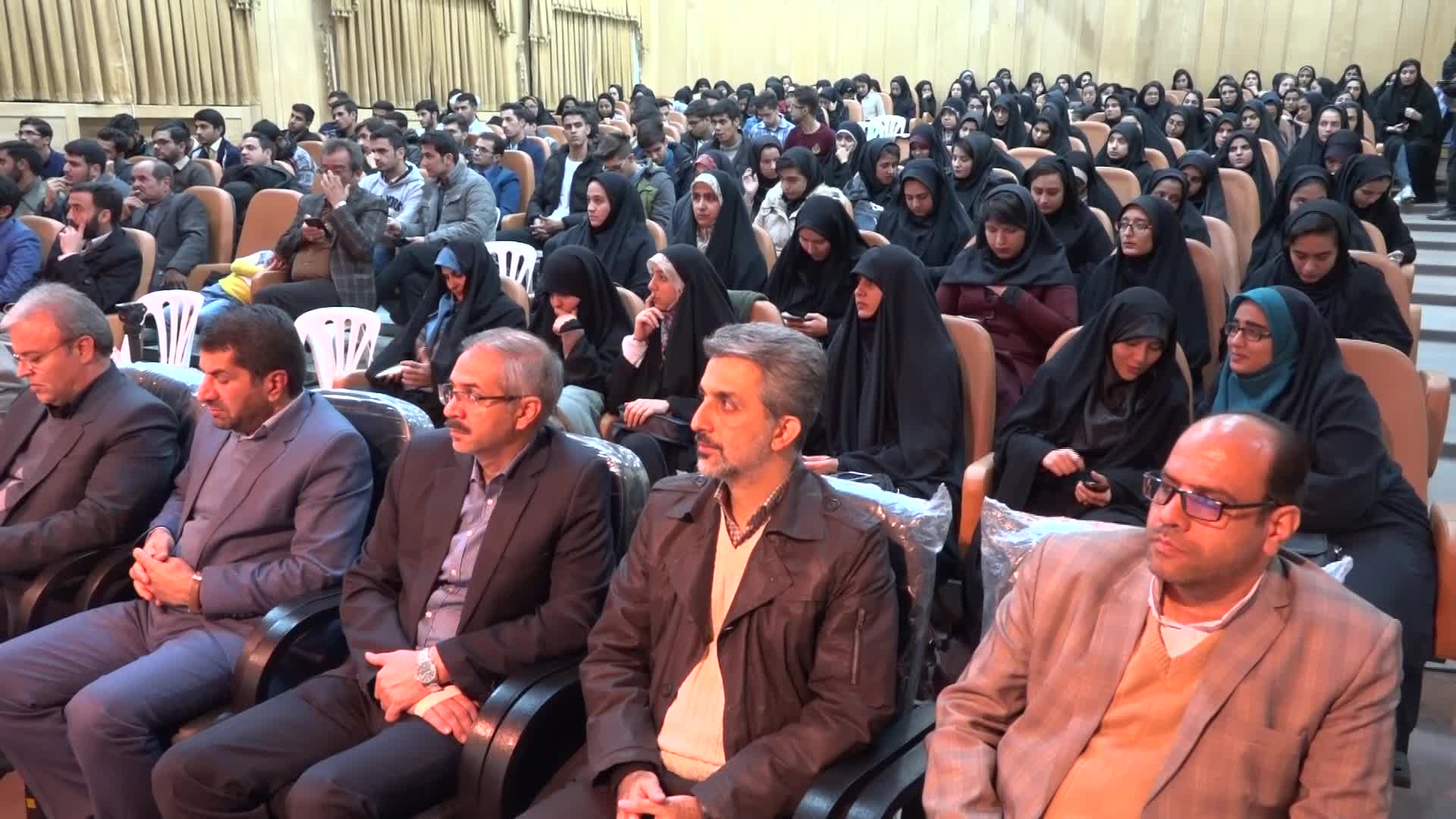 قدردانی از برگزیدگان جشنواره هنری دانشجویی ققنوس قدردانی از برگزیدگان جشنواره هنری دانشجویی ققنوس