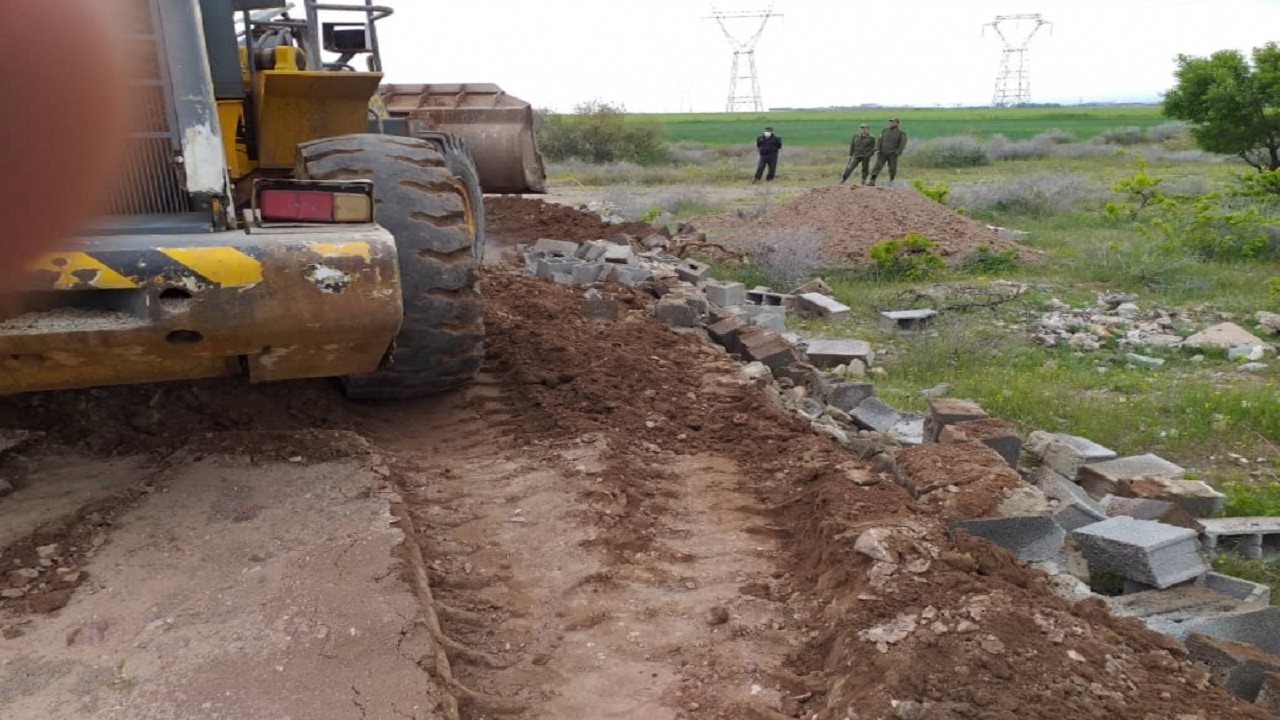 تخریب یک بنای غیر مجاز در اراضی کشاورزی شهرستان البرز