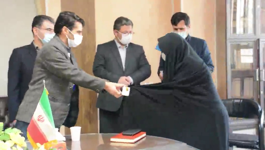 اهدای گوشی تلفن همراه به دانش آموزان نیازمند عجب شیری اهدای گوشی تلفن همراه به دانش آموزان نیازمند عجب شیری