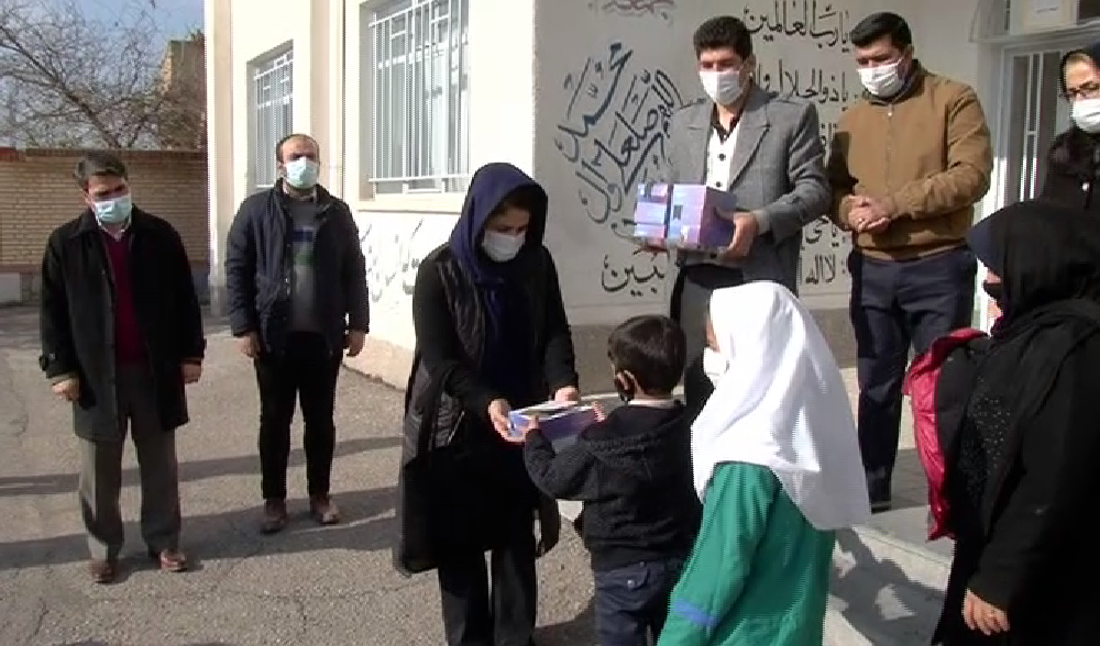 اهدای تبلت به دانش آموزان نیازمند مراغه ای اهدای تبلت به دانش آموزان نیازمند مراغه ای