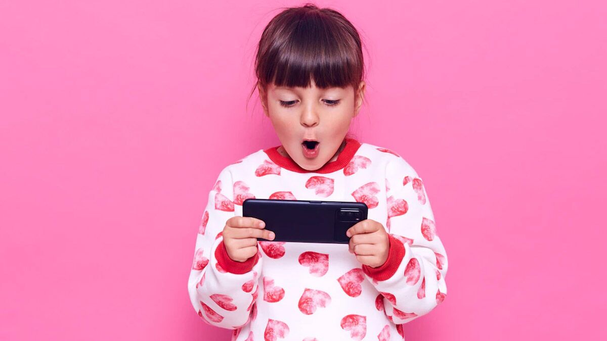 کودکی در حال موبایل بازی