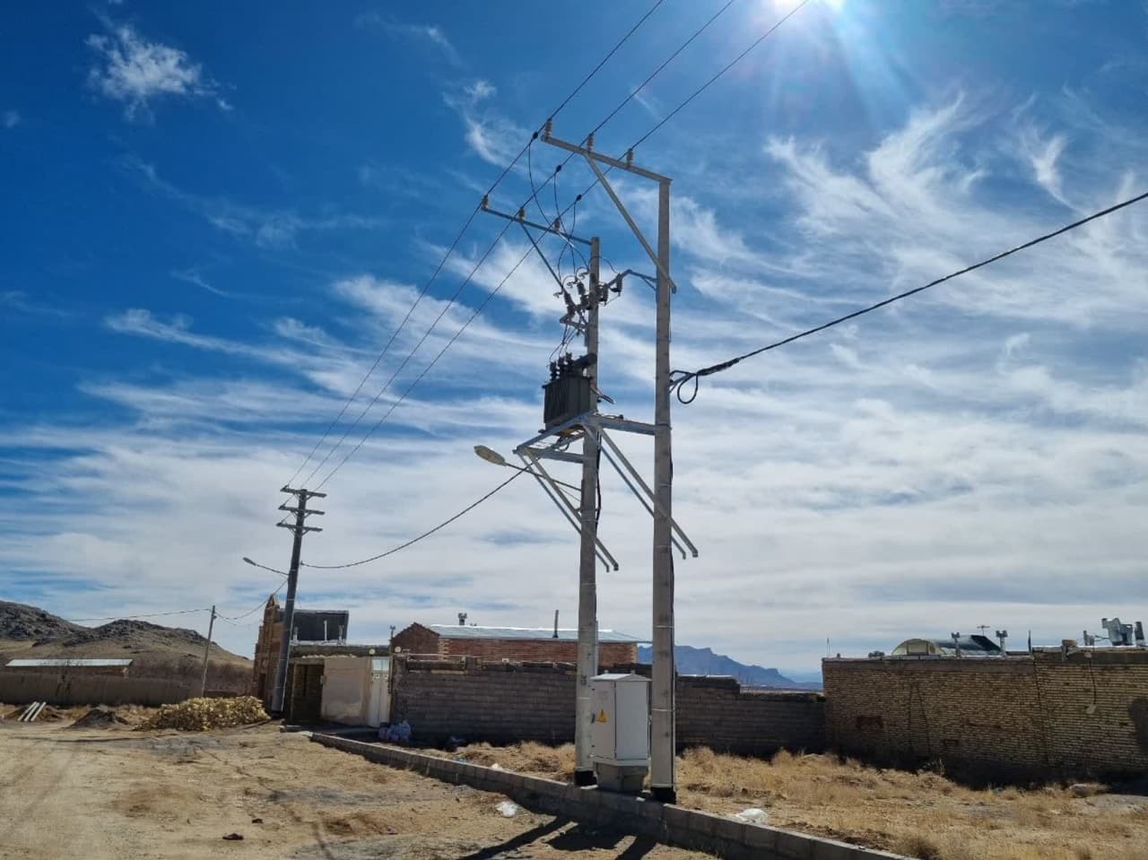 پروژه رفع افت ولتاژ مشترکان شهرک روستای علی اکبرخانی به بهره برداری رسید