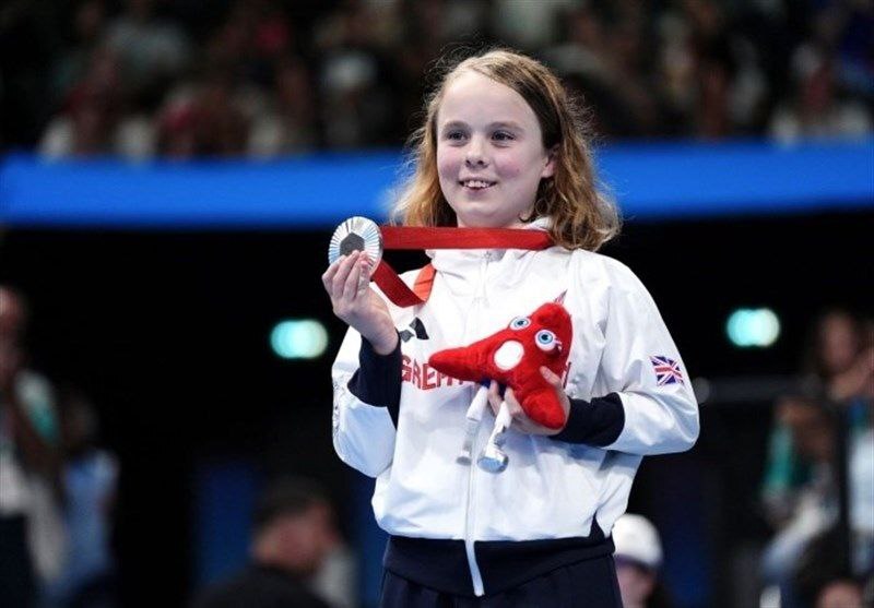 دختر ۱۳ ساله انگلیسی نقره پارالمپیک گرفت دختر ۱۳ ساله انگلیسی نقره پارالمپیک گرفت