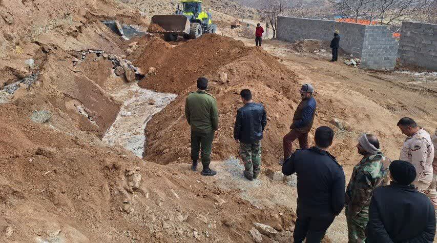 رفع تجاوز به کوه و تخریب استخر غیرمجاز در مهریز به دستور دادستان