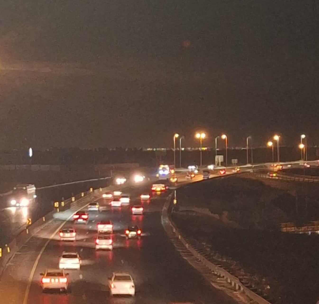 ترافیک پرحجم در محورهای آزادراهی استان؛ بارش پراکنده و لغزندگی مسیرها