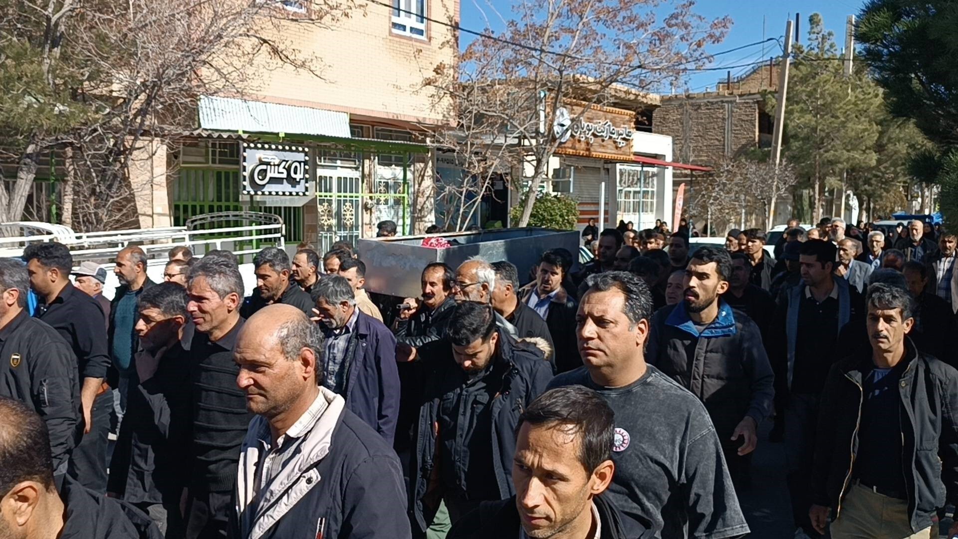 تشییع پدر شهید در بهمن