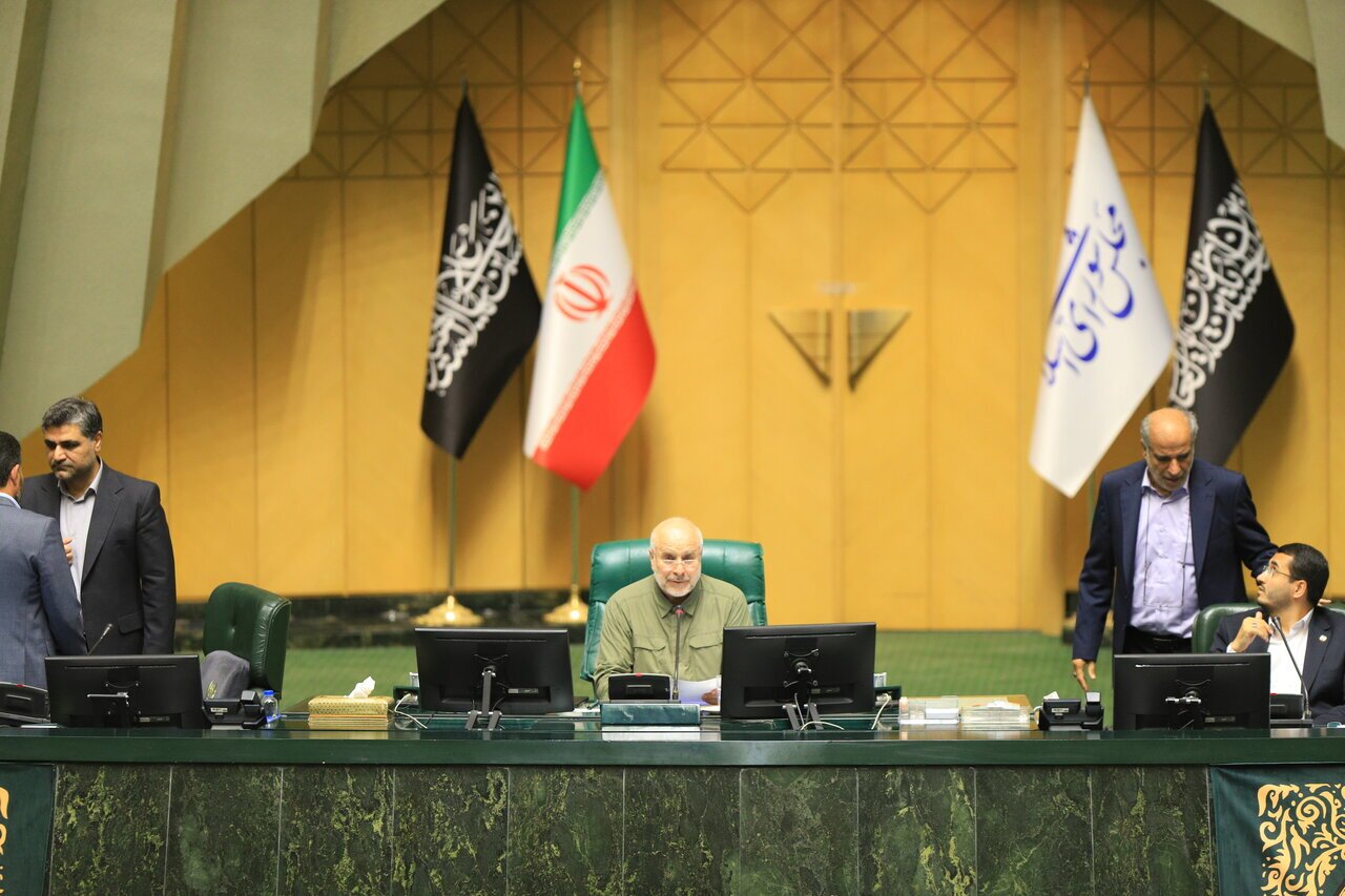 نهضت مشروطه در آغاز خود، حرکتی برخاسته از بطن مردم بود نهضت مشروطه در آغاز خود، حرکتی برخاسته از بطن مردم بود