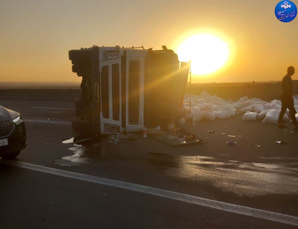 واژگونی کامیون در محور ساوه به تهران