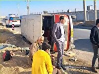 ۱۳ مصدوم در حادثه واژگونی مینی بوس حامل کارگران درگلبهار