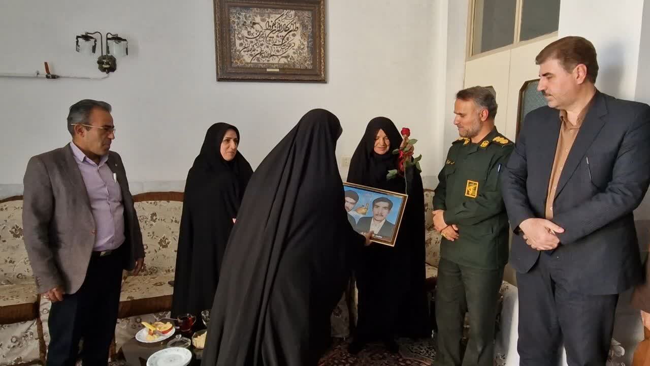 تجلیل از همسر شهید امدادگر محمد علی عزیزی