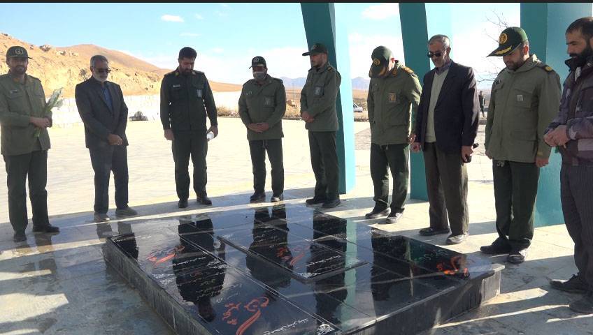 غبار روبی و عطر افشانی گلزار شهدا