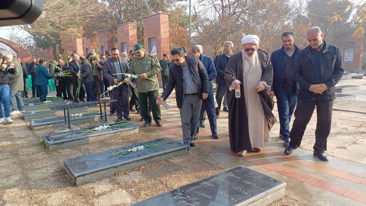 غبارروبی و عطرافشانی مزار شهدای میاندوآب