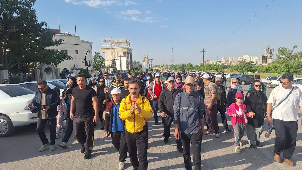  پیاده‌روی خانوادگی در قزوین