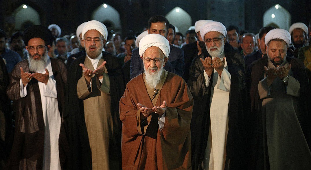 آیتالله جوادی آملی در قم بر پیکر رهبر شهید نماز میخواند آیتالله جوادی آملی در قم بر پیکر رهبر شهید نماز میخواند
