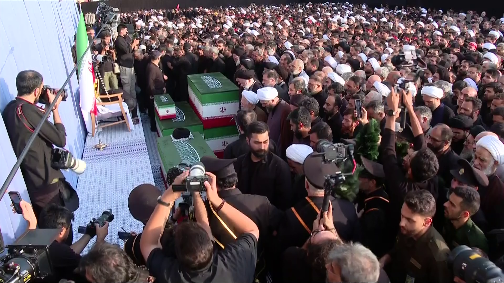 اقامه نماز بر پیکر رهبر شهید انقلاب در مسجد جمکران اقامه نماز بر پیکر رهبر شهید انقلاب در مسجد جمکران