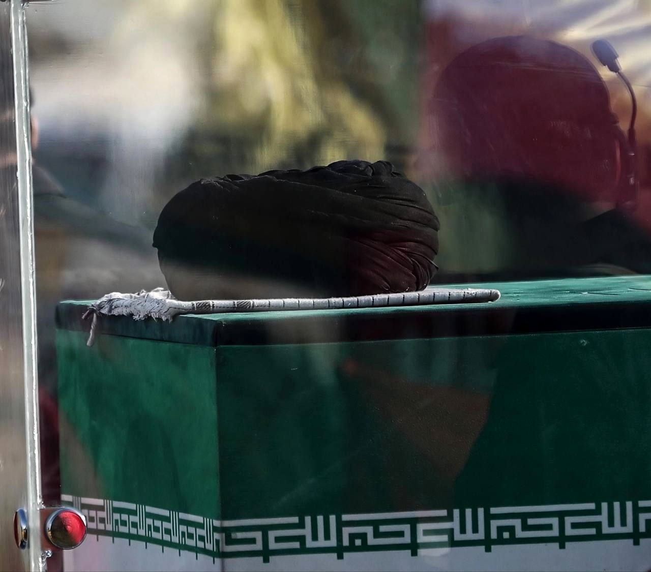 مراسم تدفین پیکر مطهر رهبر شهید با حضور اعضای بیت رهبر انقلاب برگزار می شود مراسم تدفین پیکر مطهر رهبر شهید با حضور اعضای بیت رهبر انقلاب برگزار می شود