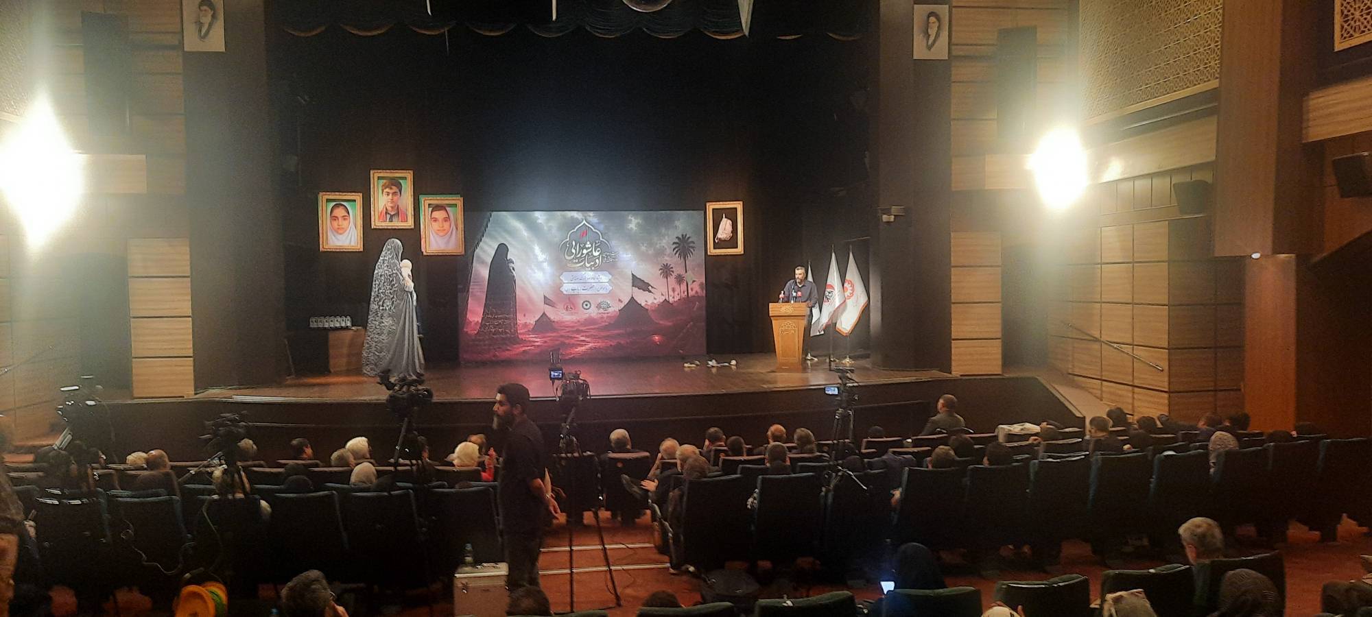 تقدیر از ۲۵ اثر برگزیده در همایش ملی ادبیات عاشورایی تقدیر از ۲۵ اثر برگزیده در همایش ملی ادبیات عاشورایی